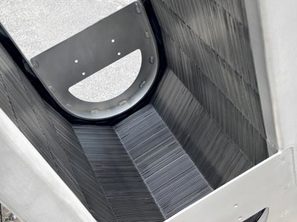 La rejilla automática de Banda Contínua Riego Nacional Hydrodyne NO lleva engranes o ruedas en areas sumergidas
